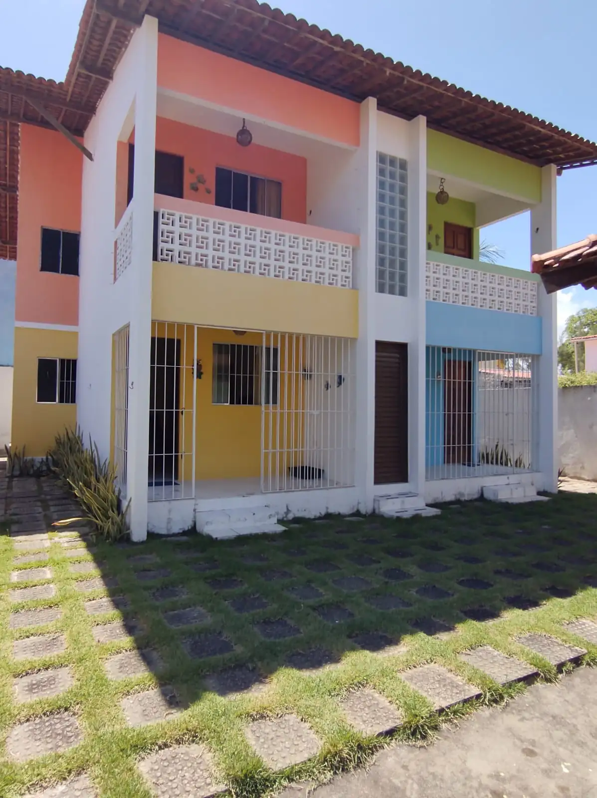 Imóvel com 4 apartamentos na quadra do mar