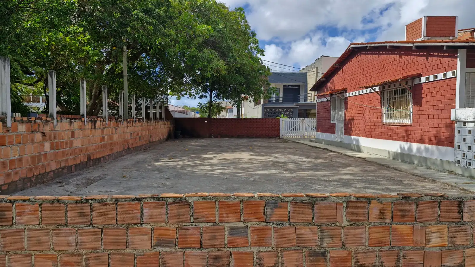 Lote 8 x 21,5m em condomínio